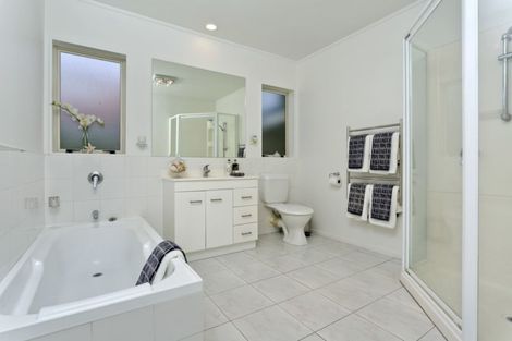 Photo of property in 4 Bundoran Way, Pinehill, Auckland, 0632