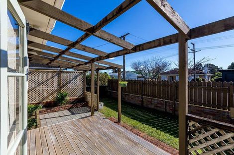 Photo of property in 17 Wallath Road, Westown, New Plymouth, 4310