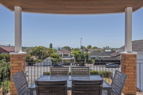 Photo of property in 104 Kitchener Road, Milford, Auckland, 0620