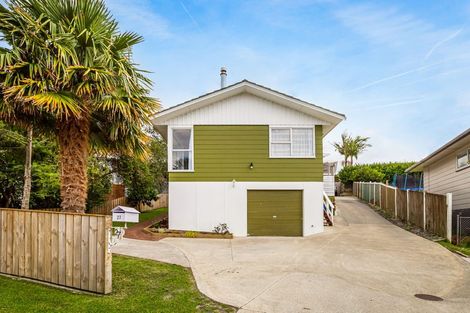 Photo of property in 27 Temuri Place, Glendene, Auckland, 0602