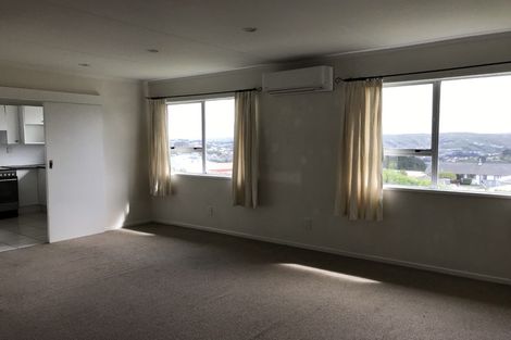 Photo of property in 15a Bayswater Place, Newlands, Wellington, 6037
