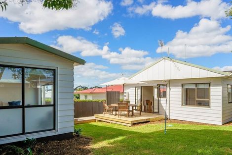 Photo of property in 124 Archibald Road, Kelston, Auckland, 0602