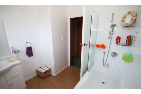 Photo of property in 14 Heathdale Crescent, Papakura, 2110