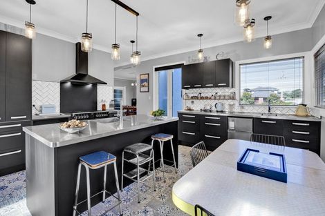 Photo of property in 330 South Road, Hawera, 4610