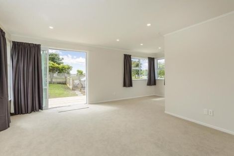 Photo of property in 1/862 East Coast Road, Northcross, Auckland, 0630