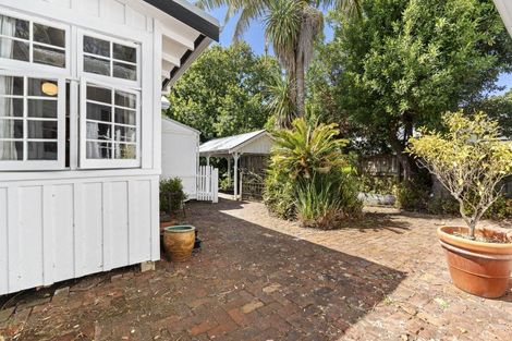 Photo of property in 90 Pendarves Street, New Plymouth, 4310