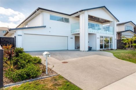 Photo of property in 15 Tawa Place, Orewa, 0931