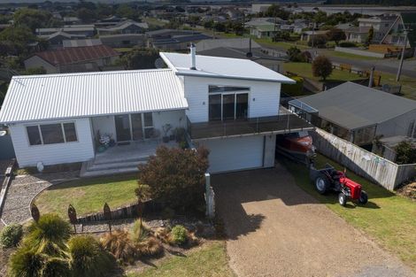 Photo of property in 18 Robbie Street, Foxton Beach, Foxton, 4815