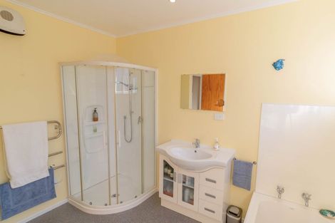 Photo of property in 25 Oak Avenue, Paremata, Porirua, 5024