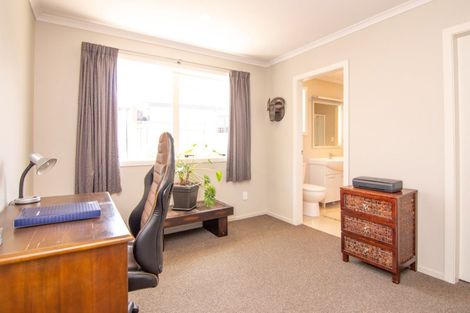 Photo of property in 9 Ruapehu Drive, Fitzherbert, Palmerston North, 4410