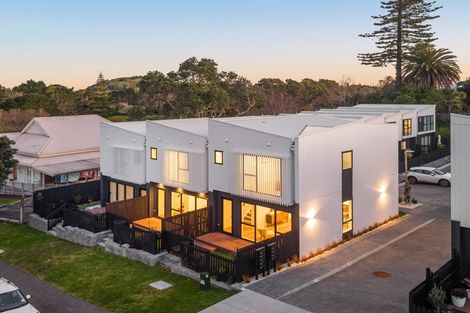 Photo of property in 2/18 Handley Avenue, Narrow Neck, Auckland, 0624