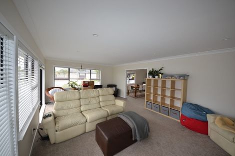 Photo of property in 2/42 Aberdeen Road, Campbells Bay, Auckland, 0620