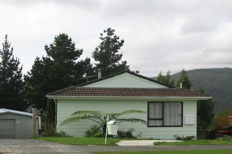 Photo of property in 5 Fenchurch Grove, Stokes Valley, Lower Hutt, 5019