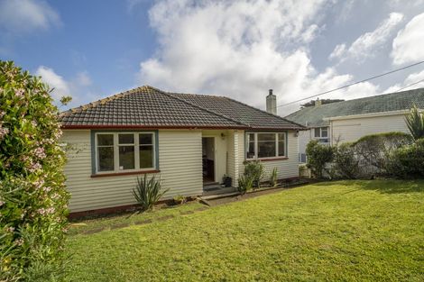 Photo of property in 44 Taylor Terrace, Tawa, Wellington, 5028