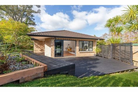 Photo of property in 17a Atkinson Road, Titirangi, Auckland, 0604