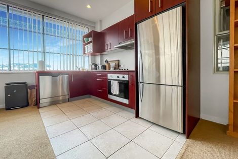 Photo of property in Endeavour Apartments, 16/125 Thorndon Quay, Pipitea, Wellington, 6011