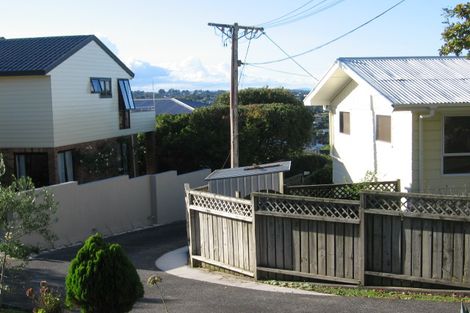 Photo of property in 2/81 Knights Road, Rothesay Bay, Auckland, 0630