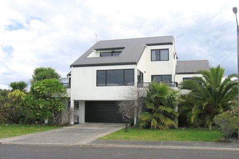 Photo of property in 114 Chevron Crescent, Whangamata, 3620