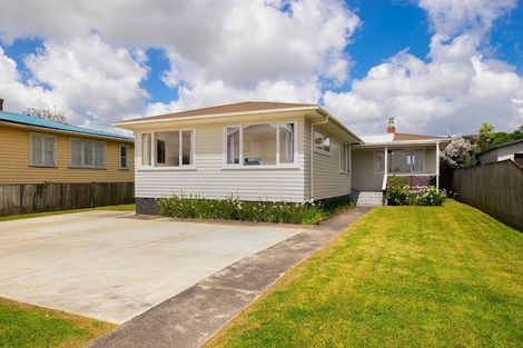 Photo of property in 70 Point Chevalier Road, Point Chevalier, Auckland, 1022