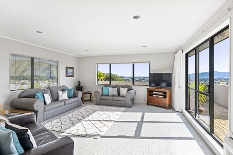 Photo of property in 77 Kakariki Grove, Waikanae, 5036