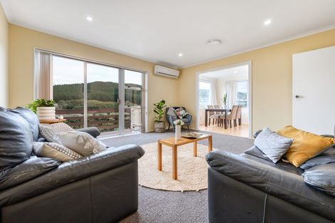 Photo of property in 94 Taylor Terrace, Tawa, Wellington, 5028