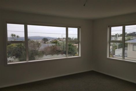 Photo of property in 32 Kenmore Street, Newlands, Wellington, 6037