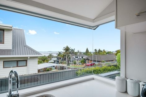 Photo of property in 2 Oakpark Place, West Harbour, Auckland, 0618