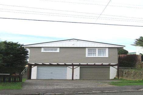 Photo of property in 14 Brooker Grove, Newlands, Wellington, 6037