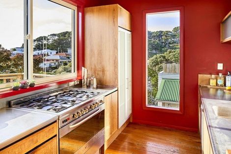 Photo of property in 9 Glendavar Street, Berhampore, Wellington, 6023