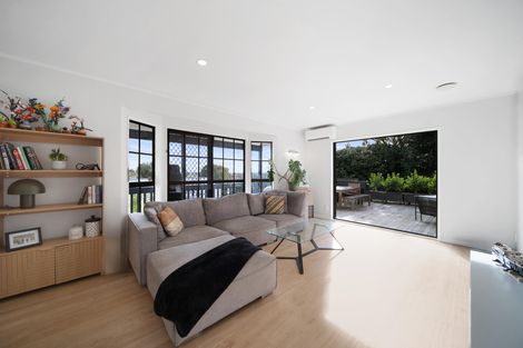 Photo of property in 6 Crestlands Place, Papakura, 2110