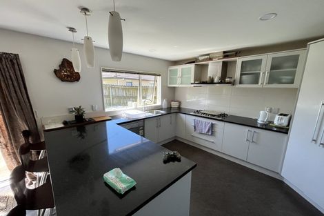 Photo of property in 18 Nicholas Gibbons Drive, Clendon Park, Auckland, 2103