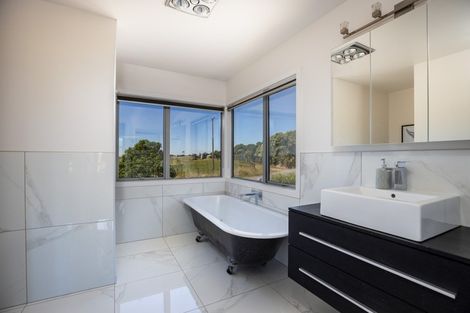 Photo of property in 794 Otaraoa Road, Tikorangi, Waitara, 4383