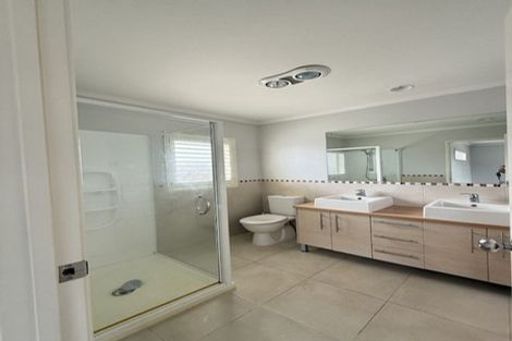 Photo of property in 13 Cornwall Place, Karaka, Papakura, 2113