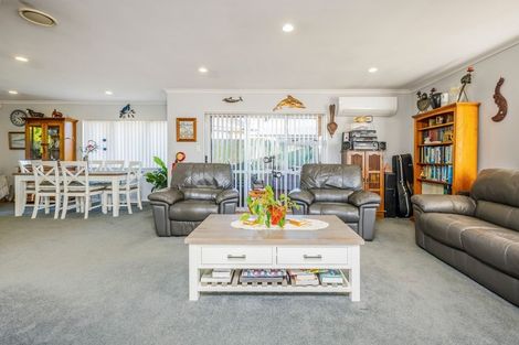 Photo of property in 20 Lothian Brae, Wattle Downs, Auckland, 2103