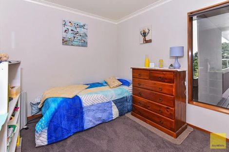 Photo of property in 1 Kingsclere Place, Goodwood Heights, Auckland, 2105
