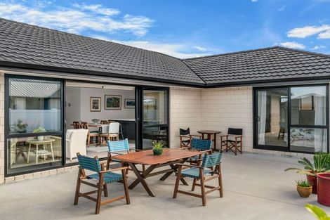 Photo of property in 98 Kaurinui Crescent, One Tree Point, 0118