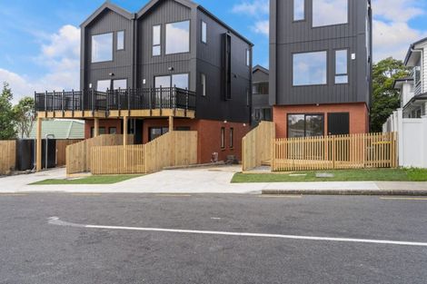 Photo of property in 1/1 Roseberry Avenue, Birkenhead, Auckland, 0626