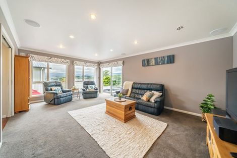 Photo of property in 43 Seymour Grove, Kingsley Heights, Upper Hutt, 5018