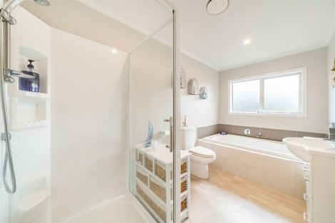 Photo of property in 1 Valley View Way, Timberlea, Upper Hutt, 5018