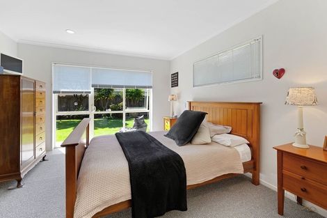 Photo of property in 108 Golfland Drive, Golflands, Auckland, 2013