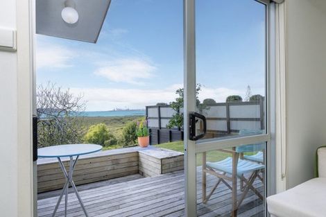 Photo of property in 33 Dawnhaven Drive, Te Atatu Peninsula, Auckland, 0610