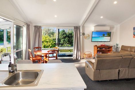 Photo of property in 22 Holben Parade, Foxton Beach, Foxton, 4815