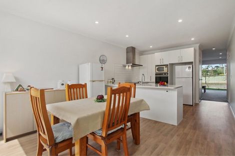 Photo of property in 7 Briddock Way, Swanson, Auckland, 0614