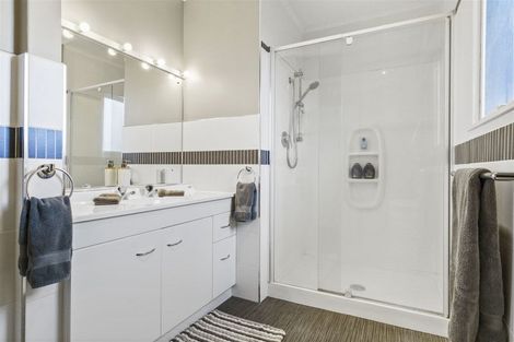 Photo of property in 1/345a Wairau Road, Totara Vale, Auckland, 0629