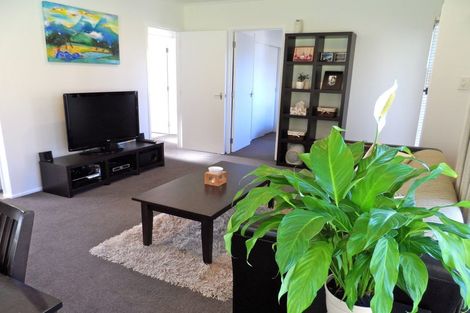 Photo of property in 2/60 Ayton Drive, Totara Vale, Auckland, 0629