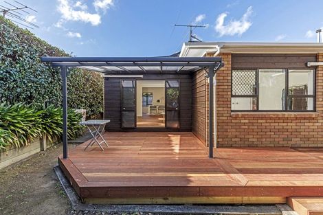 Photo of property in 2/11 Gordon Avenue, Forrest Hill, Auckland, 0620