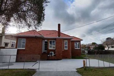 Photo of property in 52 Old Lake Road, Narrow Neck, Auckland, 0624