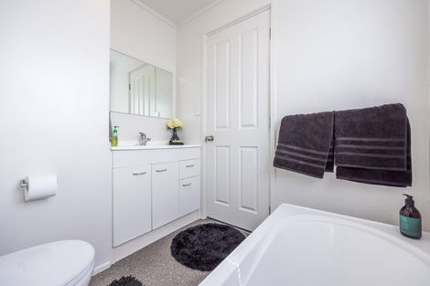 Photo of property in 3/144 Godley Road, Green Bay, Auckland, 0604