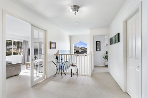 Photo of property in 8 Bennett Grove, Newlands, Wellington, 6037