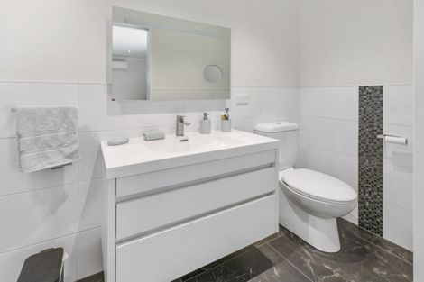 Photo of property in 2/59 Youngs Road, Papakura, 2110